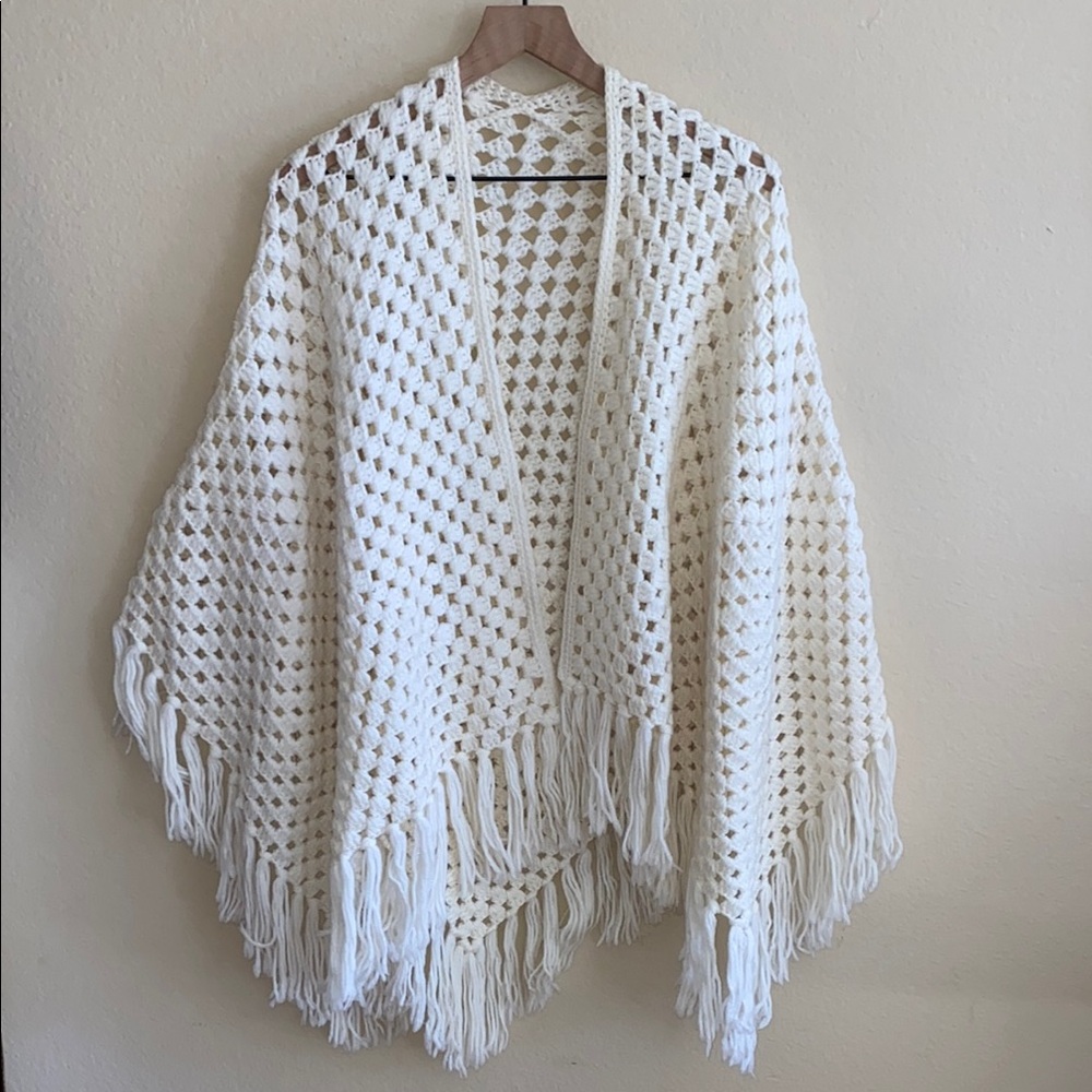 🛑SOLD - Vintage Cream Crochet Fringe Shawl